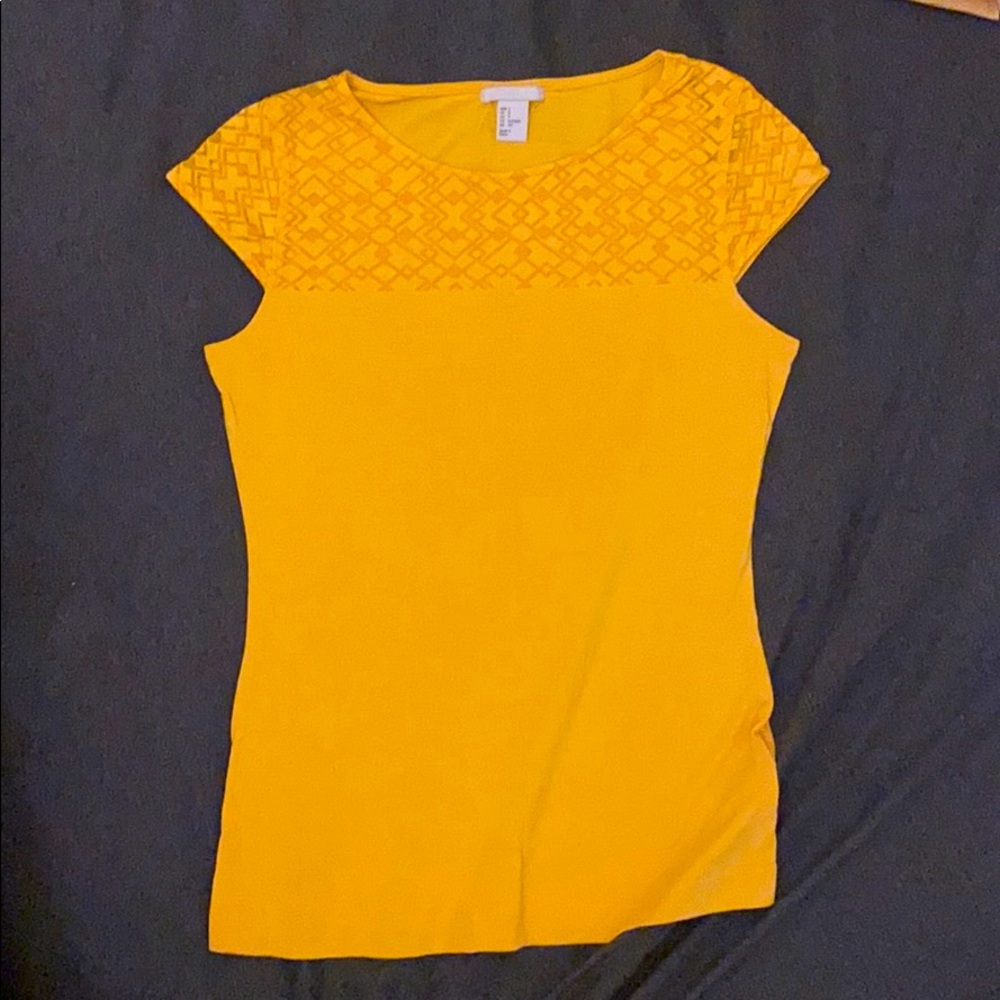 Yellow t-shirt with grid pattern